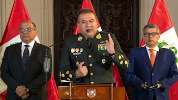 Óscar Arriola seguirá como jefe de la PNP una semana más: El martes 15 será pasado al retiro