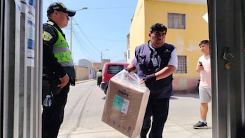 Policía Nacional del Perú resguarda el ingreso de material electoral a un centro de votación. (Foto: IG/@ONPE)