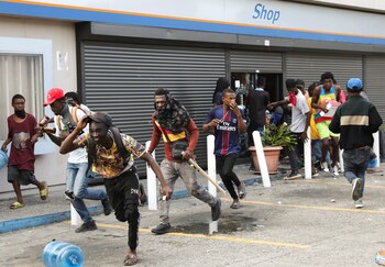 La gente corre afuera de