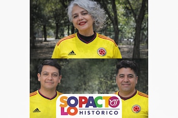 Tres figuras del Pacto Histórico, una mujer y dos hombres, sonríen vistiendo camisetas amarillas de la selección Colombia con un fondo de árboles.