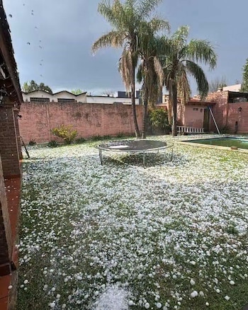 Las imágenes mostraron granizos de tamaño similar al de cubos de hielo comerciales (Facebook: Naschel Noticias)