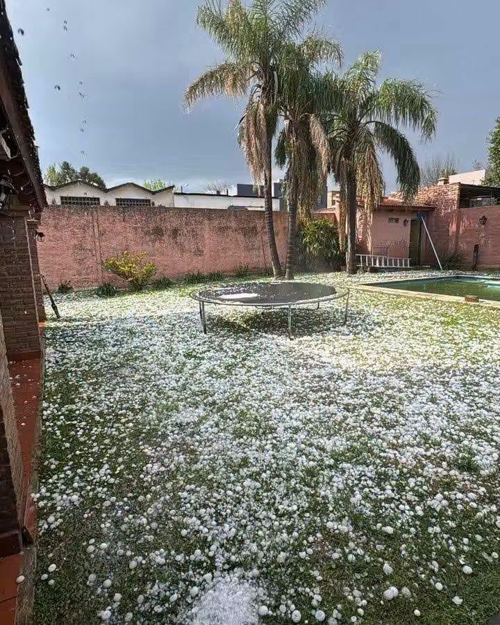 Las imágenes mostraron granizos de tamaño similar al de cubos de hielo comerciales (Facebook: Naschel Noticias)
