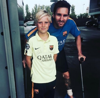 Messi con muletas y el tobillo vendado, Gudjohnsen con la tercera equipación del Barcelona de la temporada en que el club ganó la Champions League