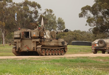 Tropas israelíes avanzan a lo largo de la frontera con la Franja de Gaza, en un lugar no revelado de Israel, 11 de enero de 2024. Más de 23.000 palestinos y al menos 1.300 israelíes han muerto, según el Ministerio de Salud palestino y las Fuerzas de Defensa de Israel (FDI), desde que militantes de Hamás lanzaron un ataque contra Israel desde la Franja de Gaza el 7 de octubre, y las operaciones israelíes en Gaza y Cisjordania, que le siguió. EFE/EPA/Atef Safadi