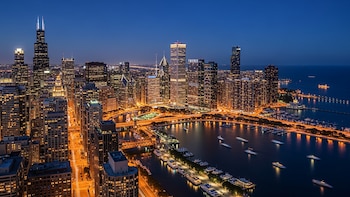 Chicago de Noche: Vibrante Esplendor Urbano Ilumina el Horizonte - VisualesIA ScribNews