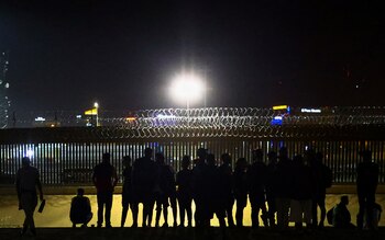 Migrantes se reúnen cerca de