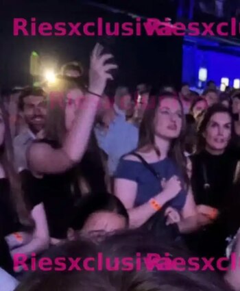 La reina Letizia, la infanta Sofía y la princesa Leonor en el 'Lux Tour' de Rosalía (marta.riesco).