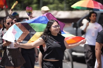 Integrantes de la comunidad realizaron una camina para conmemorar y defender los derechos de la comunidad LGBTIQ+. (Cortesía: Prensa Comunitaria)
