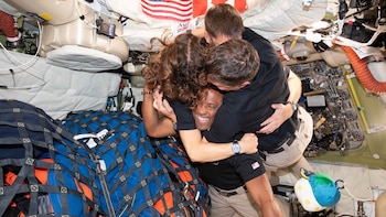 Los astronautas de Artemis II describen su viaje a la Luna como experiencia "irrepetible" y "demasiado grande"