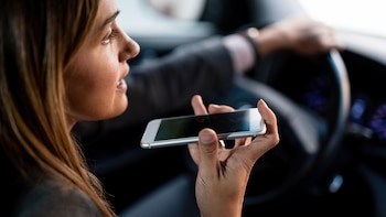 La DGT pone el foco en el móvil como el gran problema de los conductores: más del 40% de las multas al volante son por usar estos dispositivos