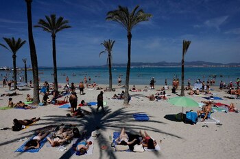 Turistas toman el sol en