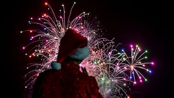 El encendido oficial de las luces navideñas está previsto para el 29 de noviembre de 2026 y permanecerá hasta el 31 de enero de 2027. (Photo by Luis ACOSTA / AFP)