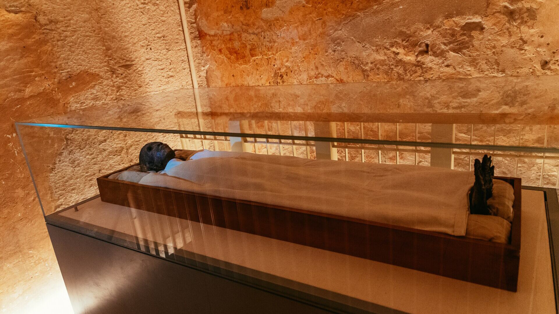 La exclusividad concedida a The Times generó resentimiento y promovió relatos sensacionalistas sobre advertencias sobrenaturales en la tumba de Tutankamón