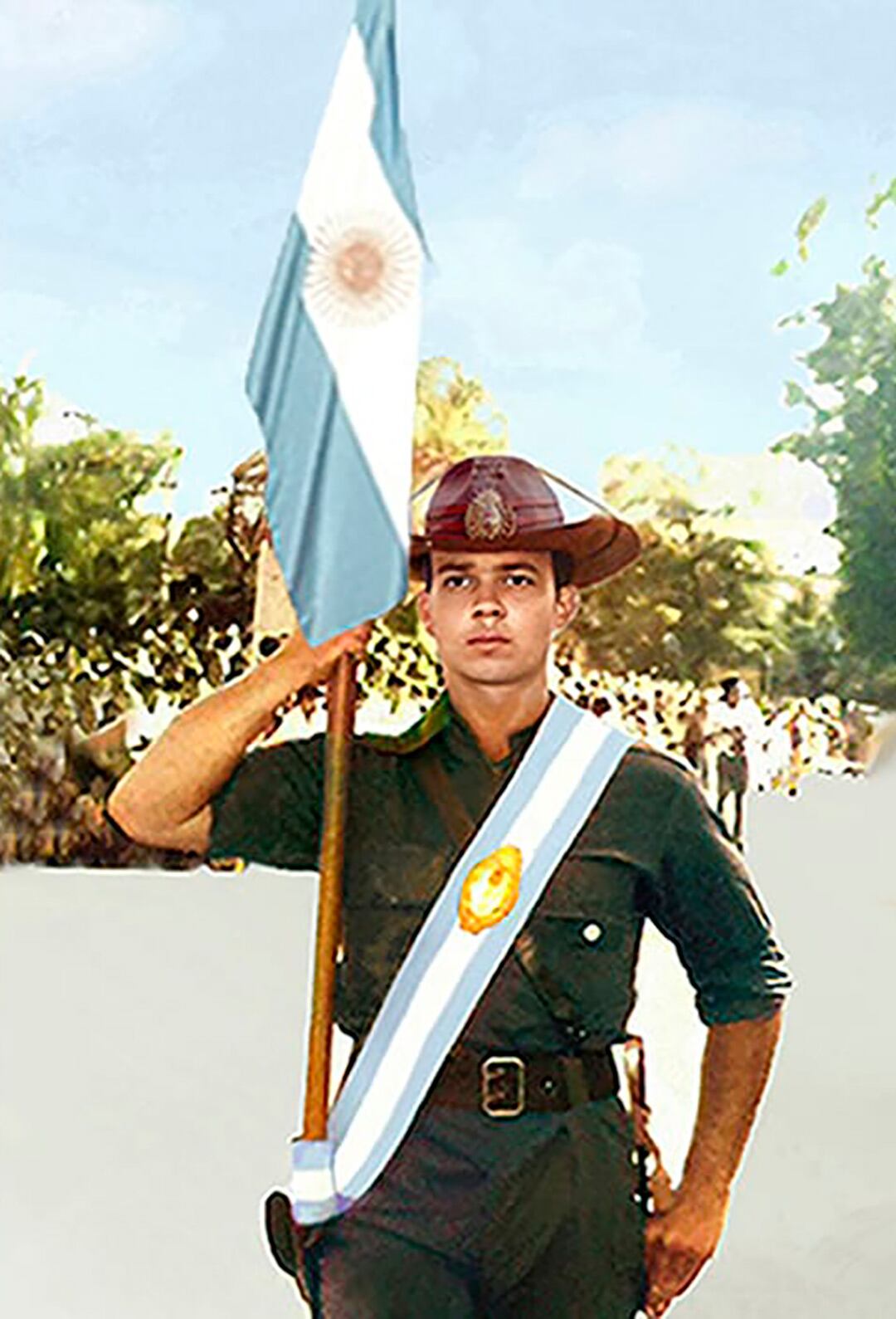 El subteniente Massaferro, como abanderado. Según contó su hermana Alejandra, había pedido ser destinado al Regimiento 29 (Alejandra Massaferro)