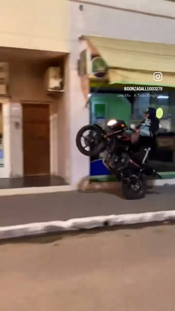 Un hombre fue filmado haciendo wheelie en veredas y plazas de Cañuelas