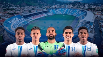 Cinco futbolistas con uniforme blanco y verde posan frente a una vista aérea de un estadio de fútbol con graderías azules.