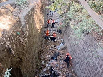 El plan preventivo de FOVIAL ante lluvias emplea 64 grupos de mitigación, enfocándose en drenajes, limpieza y estabilización de cárcavas. (Foto: FOVIAL)