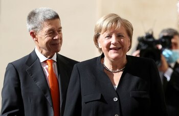 FOTO DE ARCHIVO: La canciller alemana Angela Merkel, junto a su marido, Joachim Sauer, antes de un encuentro con el Papa en el Vaticano, el 7 de octubre de 2021. REUTERS/Yara Nardi