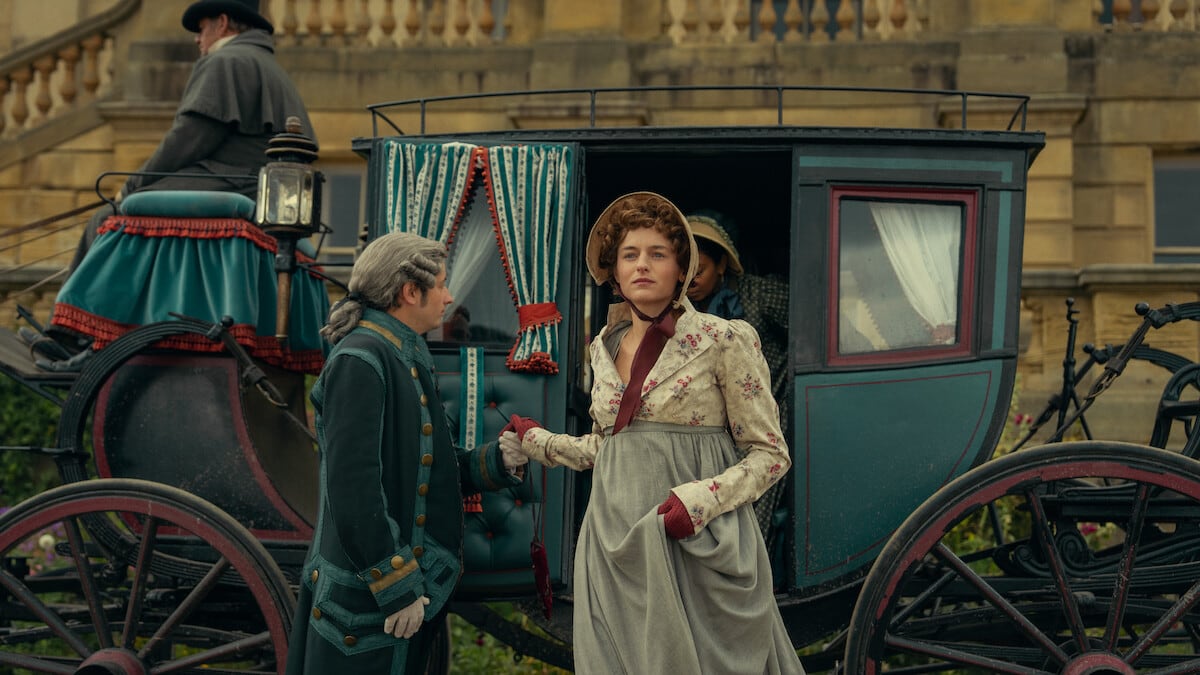 Emma Corrin interpreta a Elizabeth Bennet en la nueva miniserie de Netflix basada en la novela de Jane Austen. (Netflix)