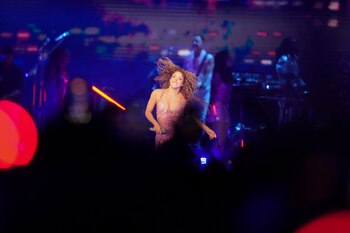 Shakira se presenta durante su