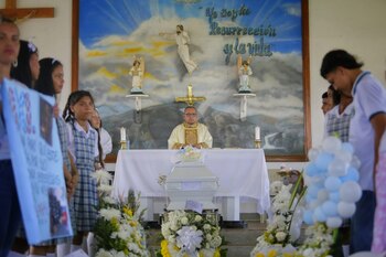 Compañeros del colegio, familiares, amigos