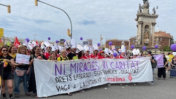 Miles de docentes se manifiestan en Barcelona para pedir mejoras coincidiendo con la visita de León XIV