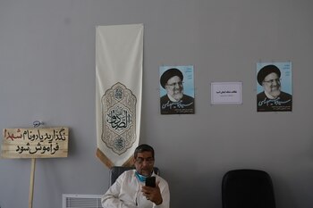 Carteles del candidato presidencial Ebrahim Raisi en un centro de campaña en Teherán, el 4 de junio de 2021 (Majid Asgaripour/WANA vía REUTERS)