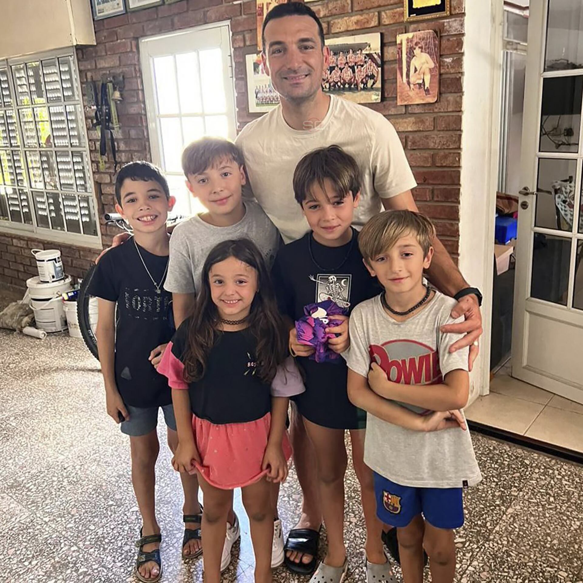 Scaloni recibe en sus estadías en Pujato a niños que buscan una foto.