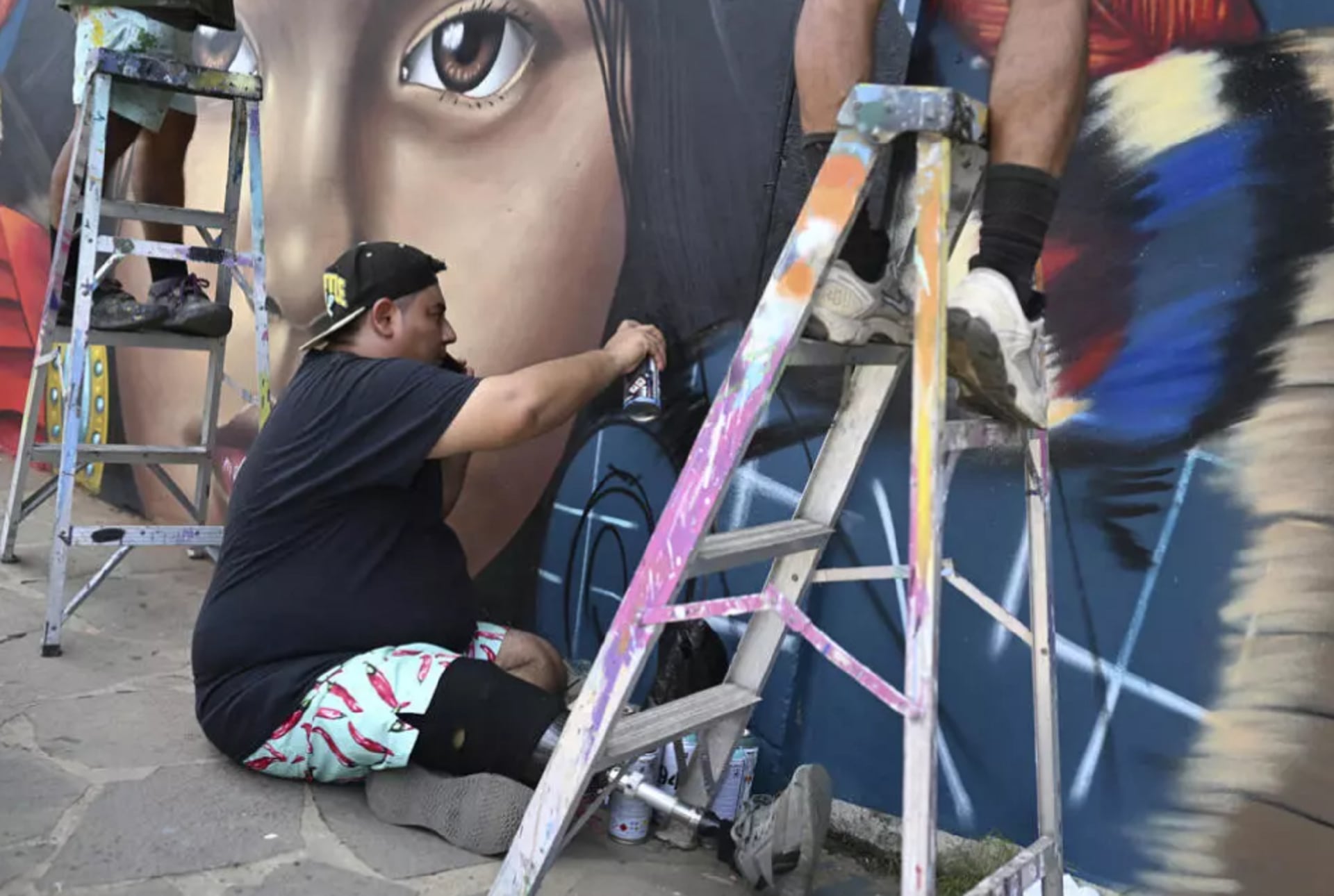 Cristian Juárez pinta un mural en Concepción de Ataco, Ahuachapán, El Salvador, el 15 de agosto de 2026 (Crédito: Marvin Recinos / AFP)