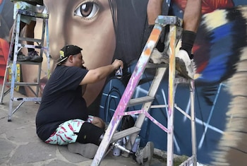 "Le ganamos los muros a las pandillas", artistas llenan de color los pueblos de El Salvador