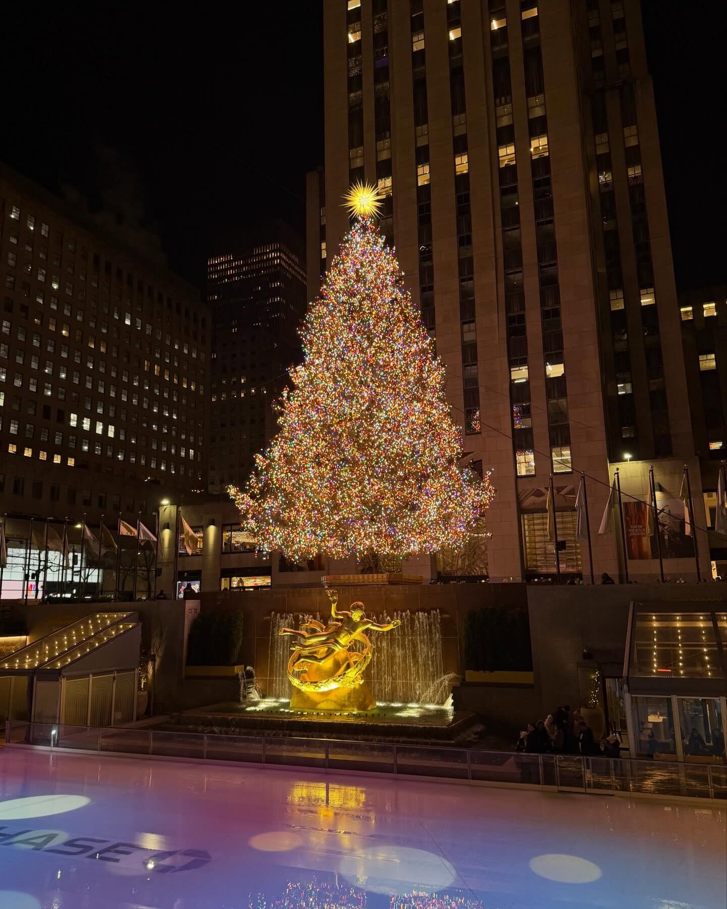 El árbol de Navidad del Rockefeller Center iluminó una de las noches más icónicas de la estadía