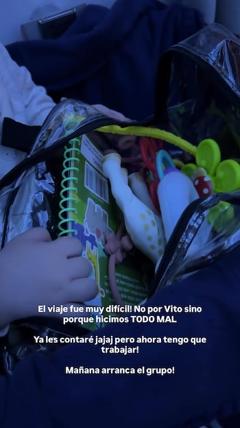 Una mano abre un bolso transparente lleno de juguetes infantiles, un mordillo y una libreta con espiral verde, con texto superpuesto