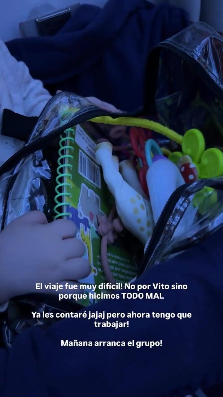 Sofía Pachano y Santiago Raimundo mostraron el equipaje con juguetes que llevaron durante el primer vuelo en avión con su hijo Vito.