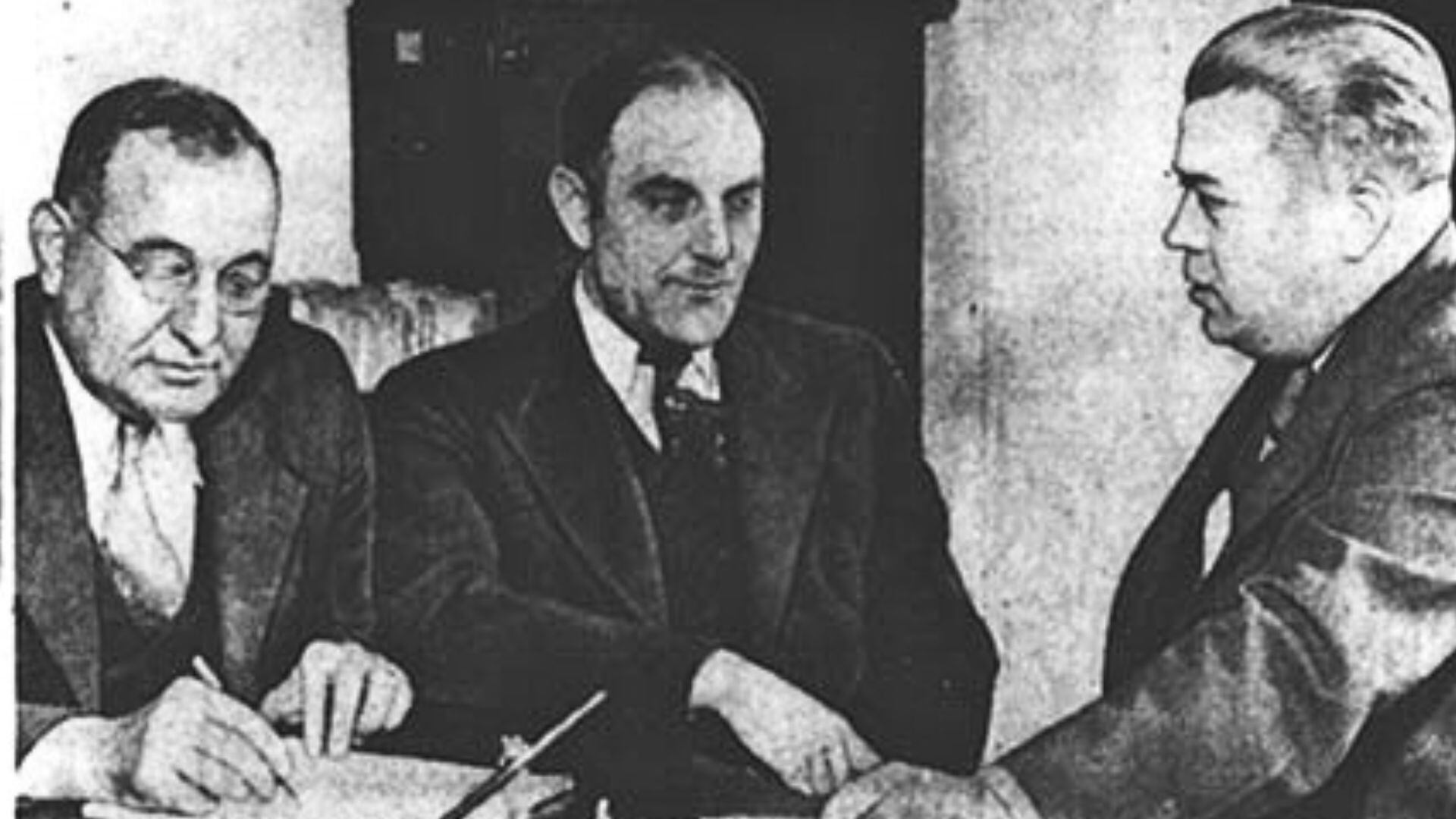 Viktor Lustig engañó a empresarios parisinos con la falsa venta de la Torre Eiffel, uno de los fraudes más audaces del siglo XX (WIkimedia)