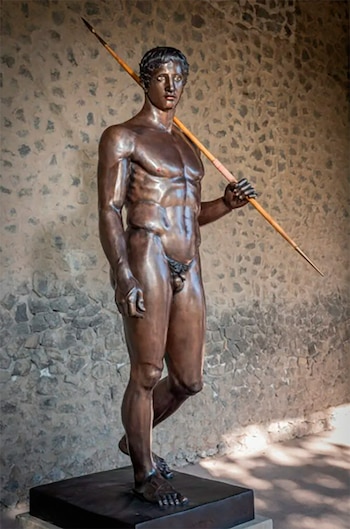 La estatua se encuentra en el interior de la Palestra Grande de Pompeya (Parque Arqueológico de Pompeya)