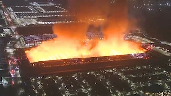 Incendio provocado en un almacén de Ontario: un empleado detenido y alerta por la calidad del aire