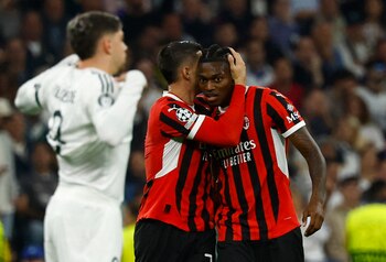 Alvaro Morata se abraza con