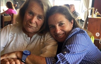 Sandra Mihanovich, abrazada a su