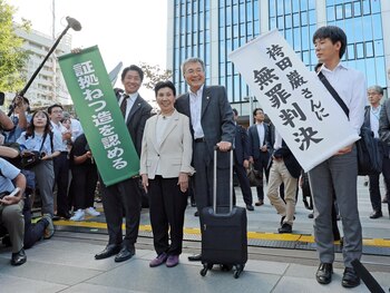 Hideko Hakamada, la hermana de Iwao Hakamada, a la salida del tribunal. La mujer ha dedicado casi la mitad de su vida a conseguir la inocencia de su hermano (EFE/EPA/JIJI PRESS)