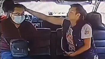 Asaltante golpea en la cabeza