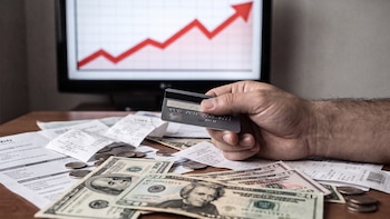 La deuda en tarjetas de crédito en Estados Unidos roza un récord histórico y llega a USD 1,26 billones
