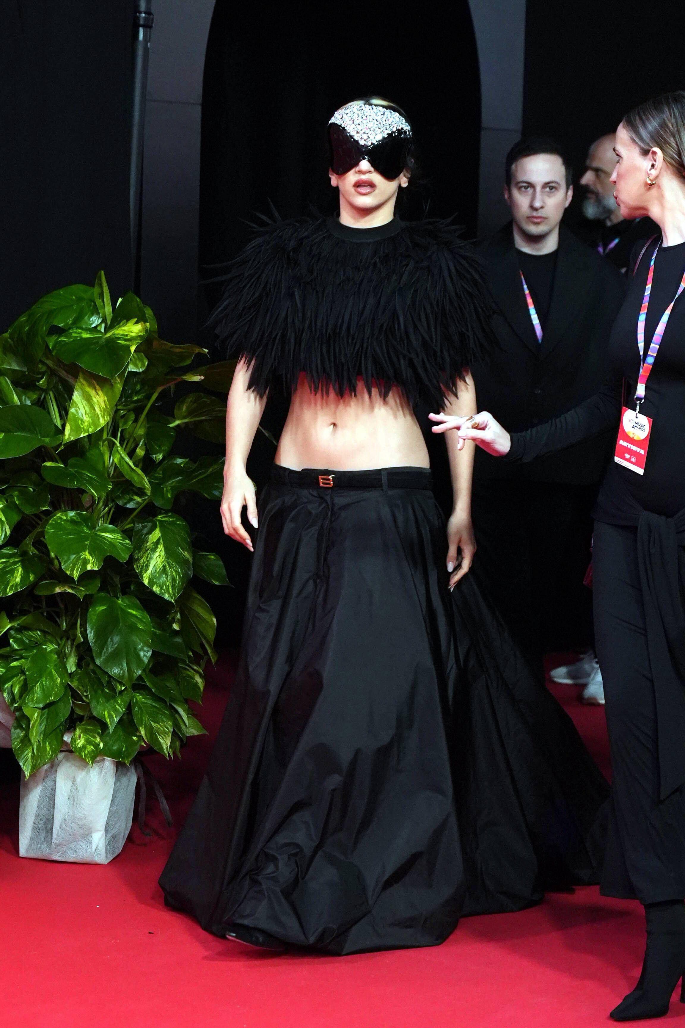 Sobre la alfombra roja de los 40 Music Awards, luce una falda negra de tiro bajo y un voluminoso top de plumas (CORDON PRESS/Alamy Live News)