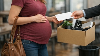 Una camarera embarazada es despedida