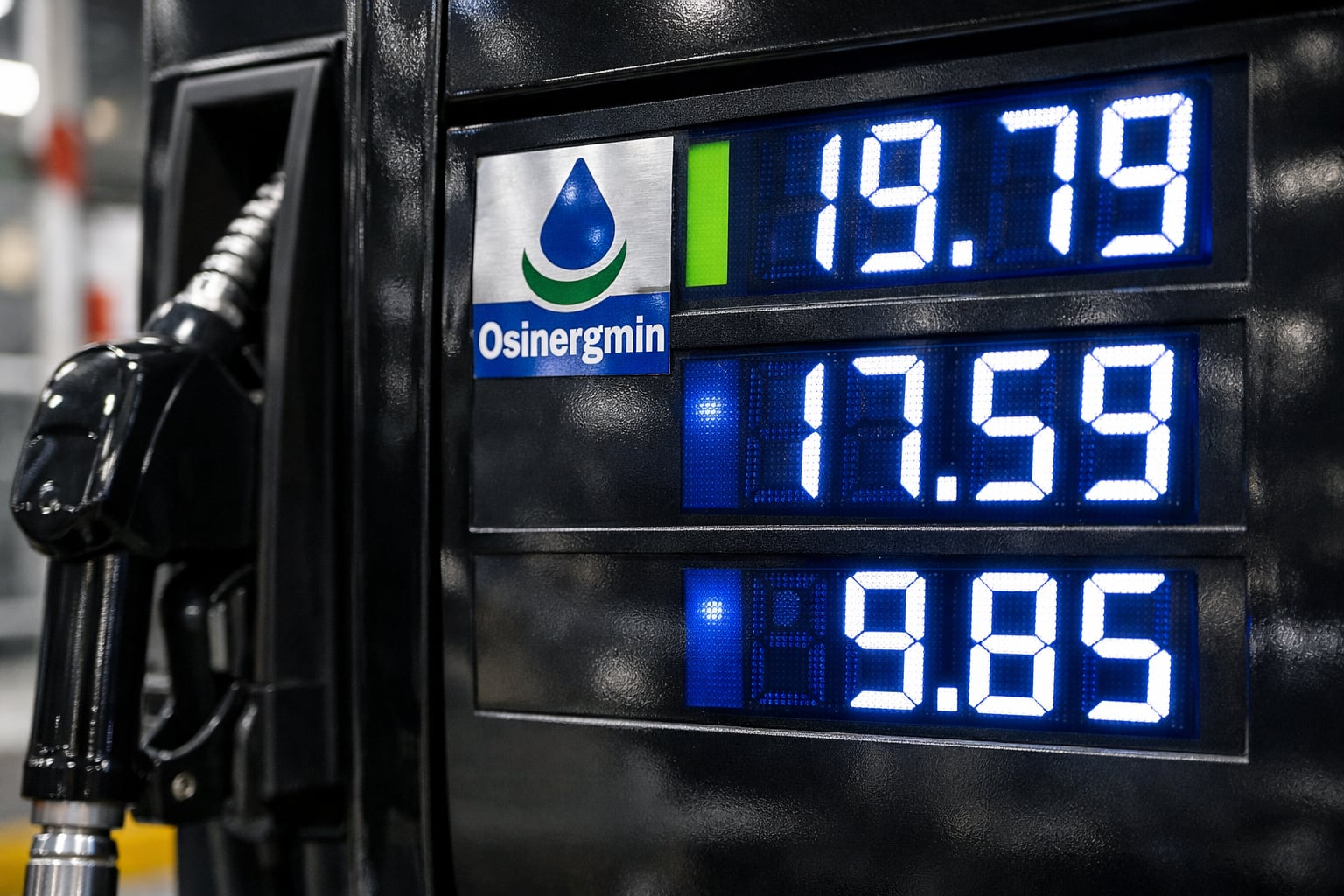 Un surtidor de combustible moderno en Lima muestra los precios de gasolina, diésel y GLP en su pantalla digital, con el logo de Osinergmin visible. (Imagen Ilustrativa Infobae)