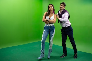 Camilo Amores da vida al protagonista bogotano, mientras que María Laura Quintero interpreta a Tatis, una joven costeña independiente y orgullosa de sus raíces.