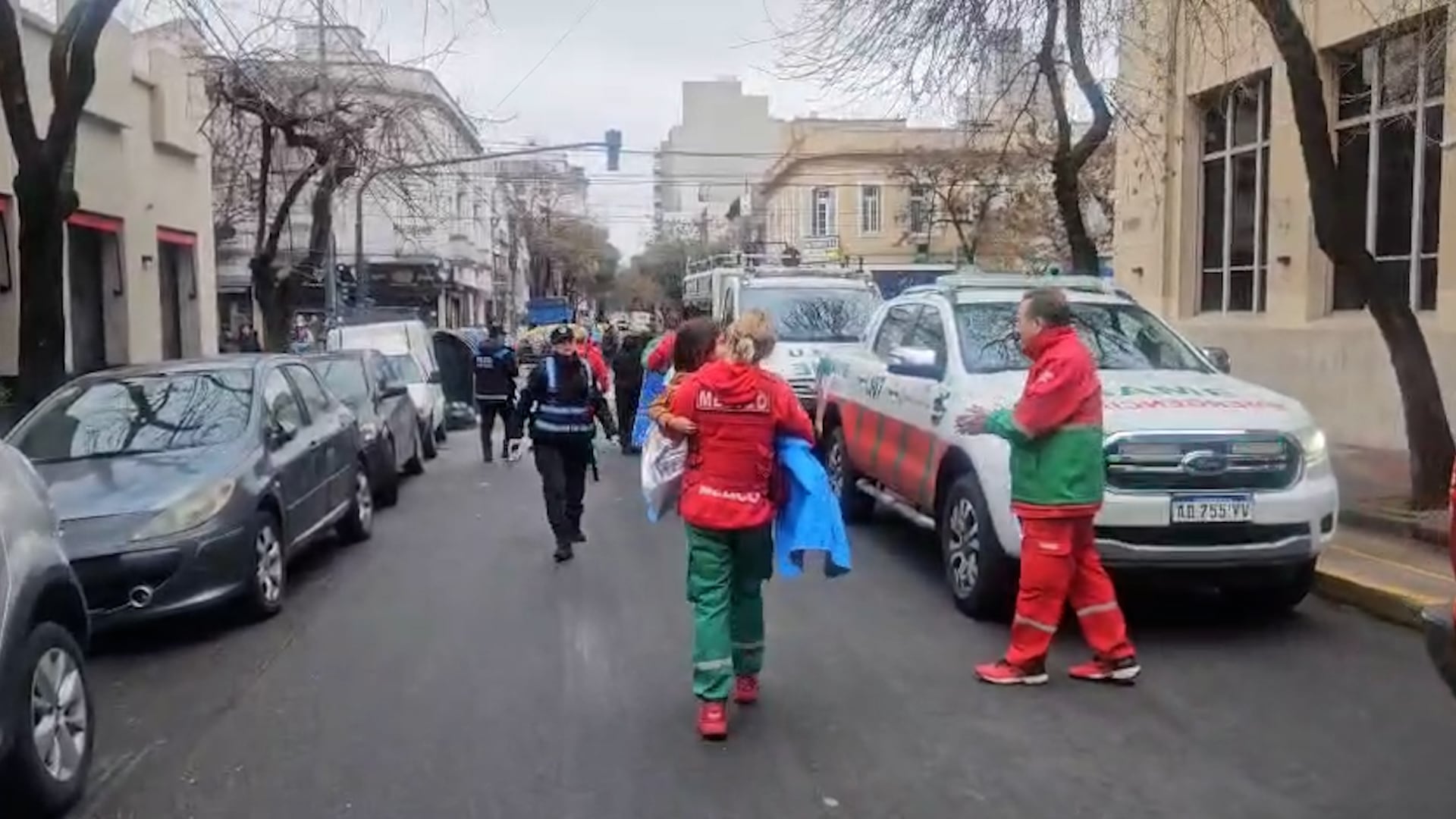 Una médica del SAME traslada a una menor a una unidad para su pronta atención