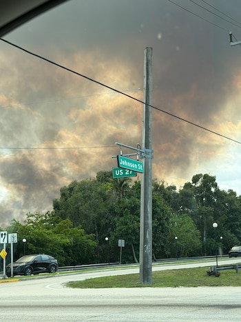 Un gran incendio forestal que arde en el oeste está provocando una densa humareda que cubre partes del sur de Florida esta tarde. Foto: X @VivianGonzalez7