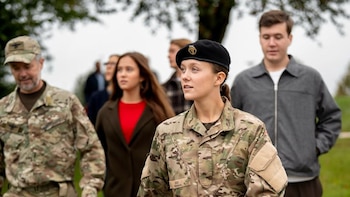 La razón por la que Isabella de Dinamarca no lleva el mismo apellido que su hermano Christian en el uniforme militar