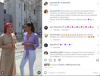 Captura de pantalla de una publicación de Instagram con dos mujeres de pie frente a una iglesia y una sección lateral de texto y comentarios