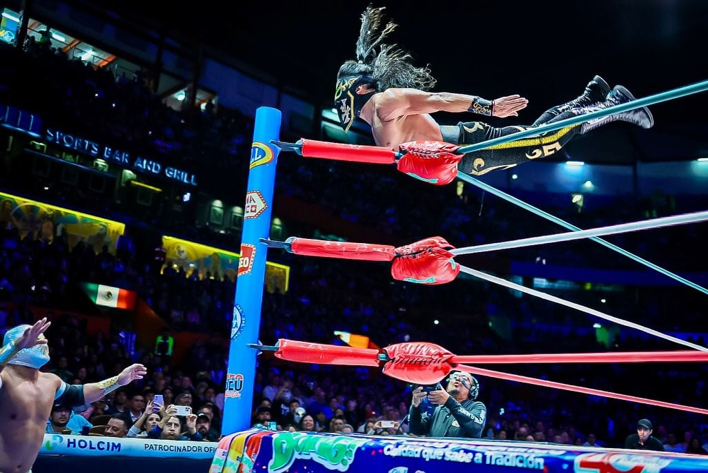 Bandido sorprendió varias veces al Rey de Plata y Oro con grandes lances desde la tercera cuerda. (Instagram / CMLL)